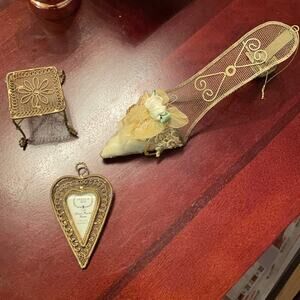 French Bee heart frame, shoe and mini table